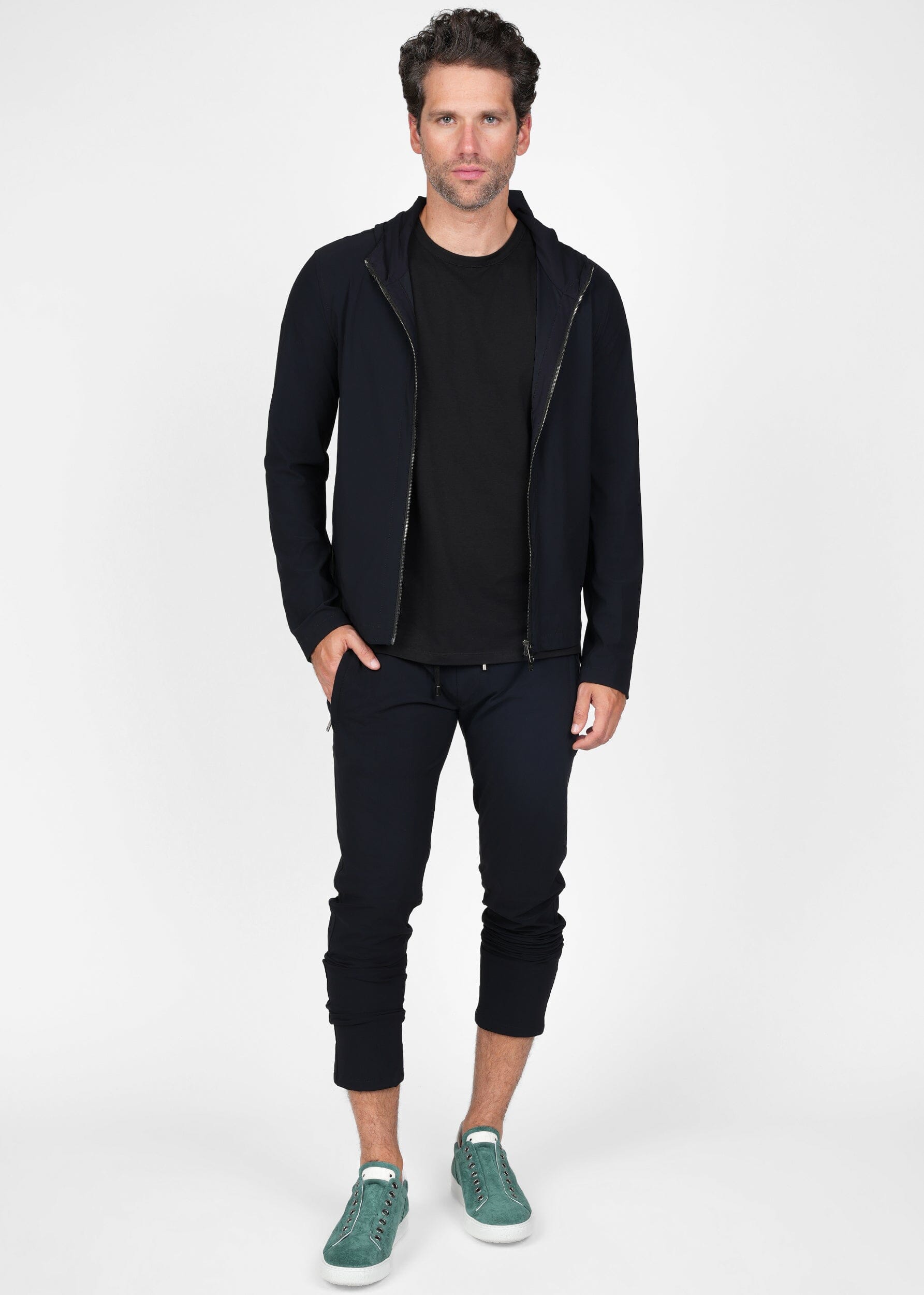 LIGHT PERFORMANCE WINDBREAKER