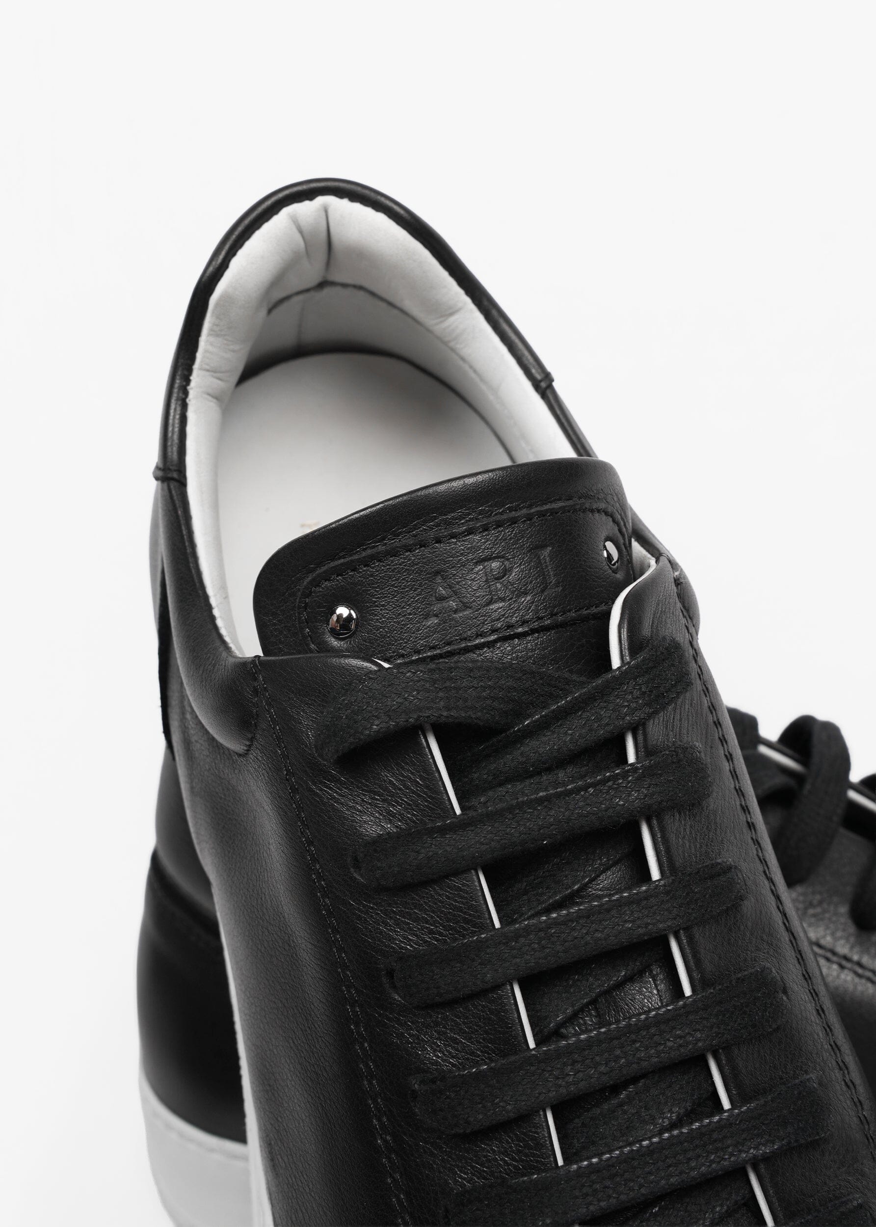 LOW TOP SNEAKERS