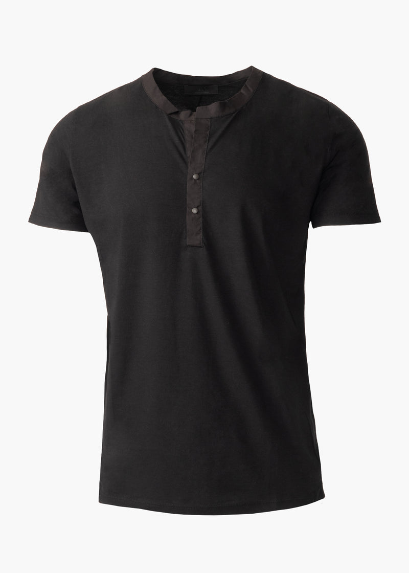 ARI COTTON STRETCH HENLEY DOUBLE SNAP T-SHIRT IN BLACK