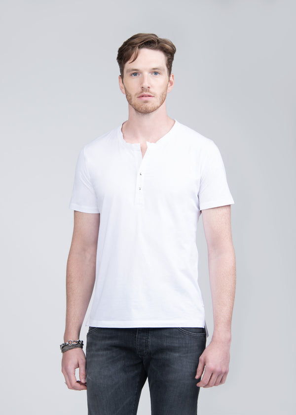 ARI SS HENLEY DOUBLE SNAP T-SHIRT IN WHITE