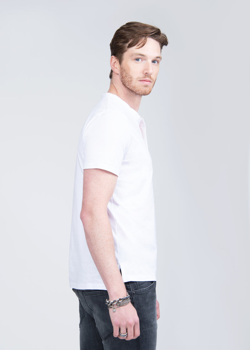 ARI SS HENLEY DOUBLE SNAP T-SHIRT IN WHITE