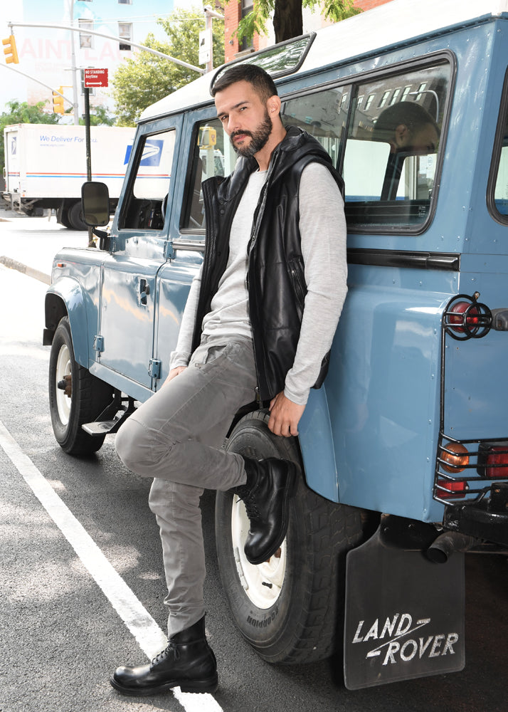 Complete look model with ARI PA13 Grey Cotton Trousers. Made in Italy 