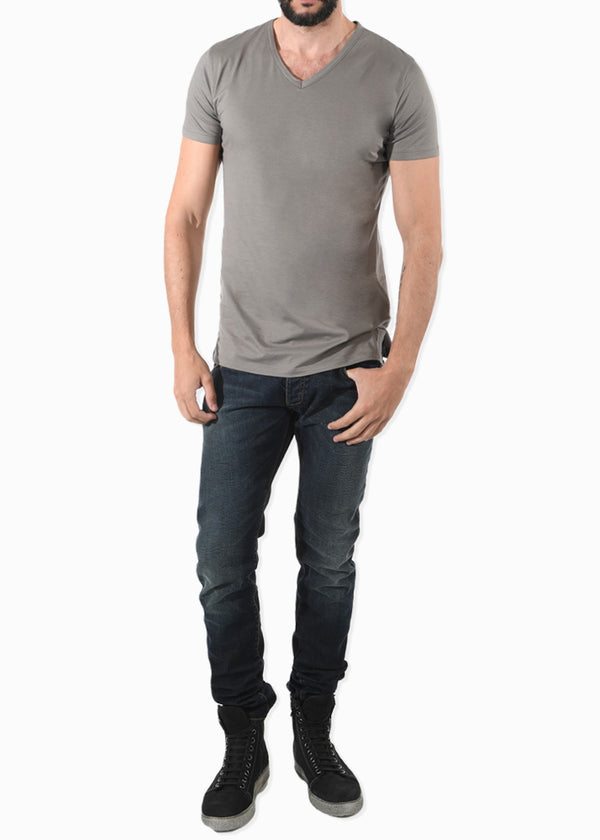 Complete ront view on a model of ARI V-NECK Stretch Cotton T-SHIRT Grey. Made in Italy